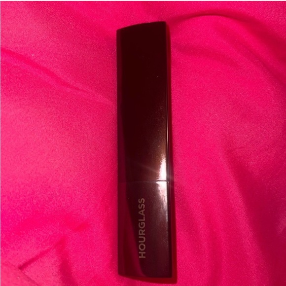 Hourglass Foundation in Shade Buff - Picture 2 of 5